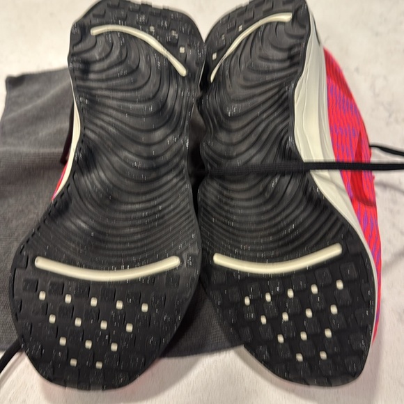 NWOT NIKE walking/running shoes. Very comfy & padded with great traction. - Picture 4 of 7